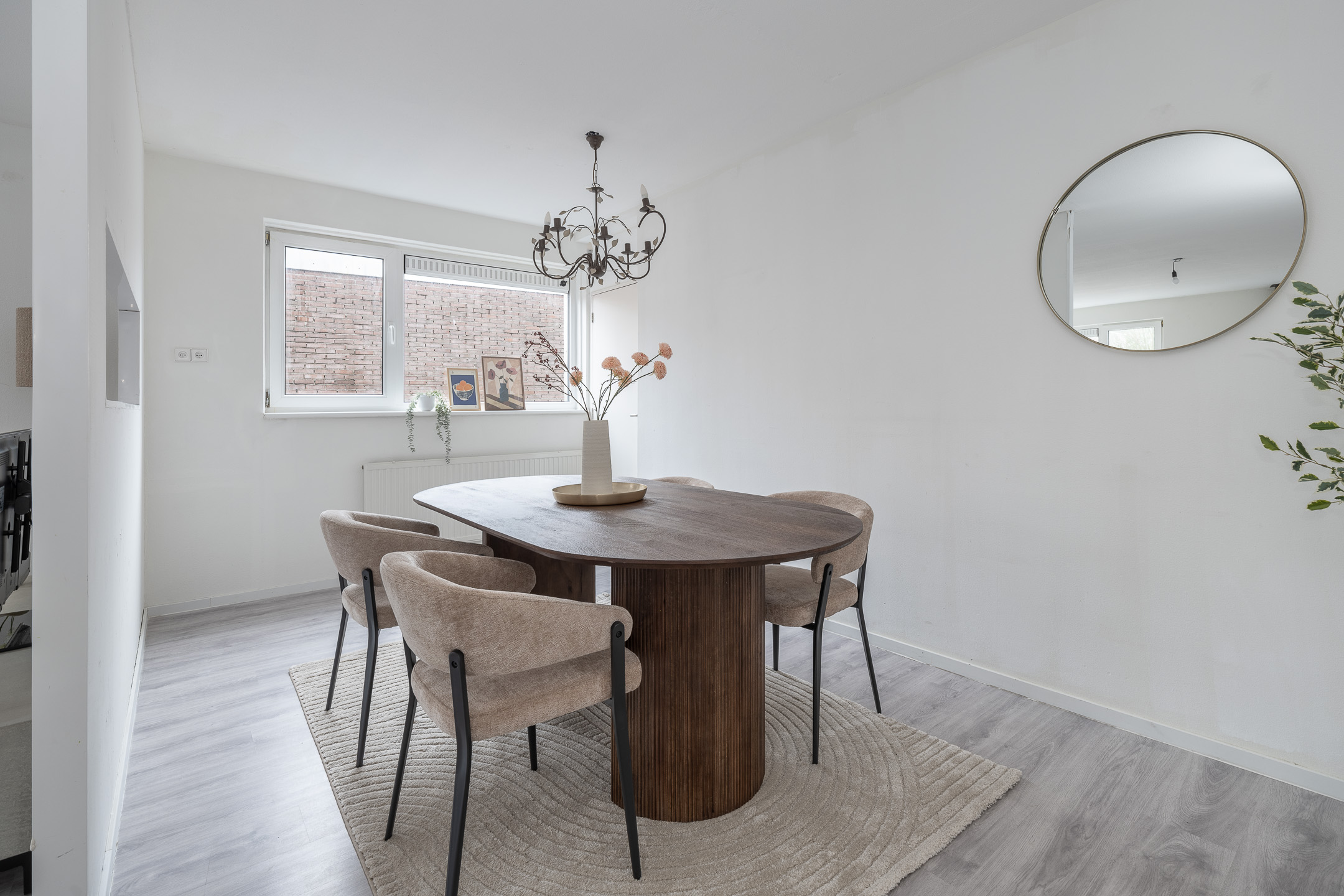 Ovale eettafel in lichte ruimte
