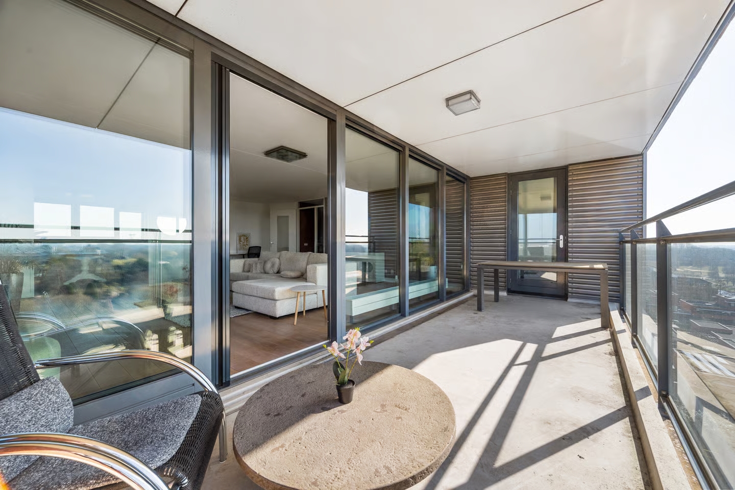 Balkon met stoel en uitzicht