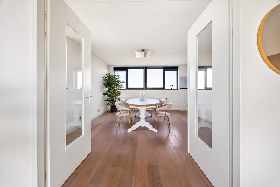 Ronde tafel naast zithoek