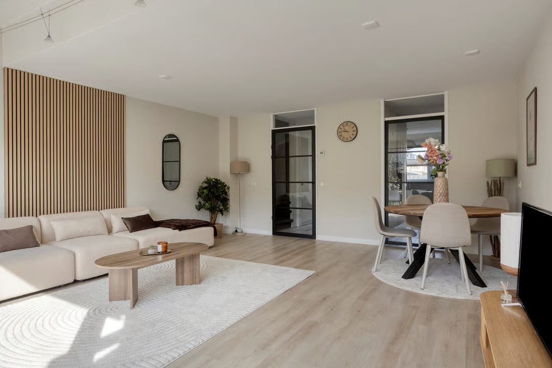 Gestylde woonkamer met lattenwand