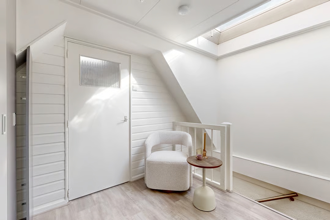 Slaapkamer met lattenwand